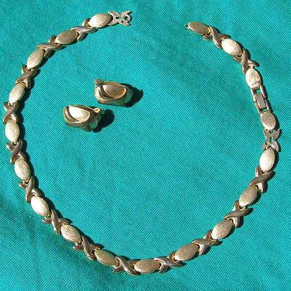 Vintage Goldtone Necklace & Clip-on Earrings Set BROKEN - Picture 2 of 8